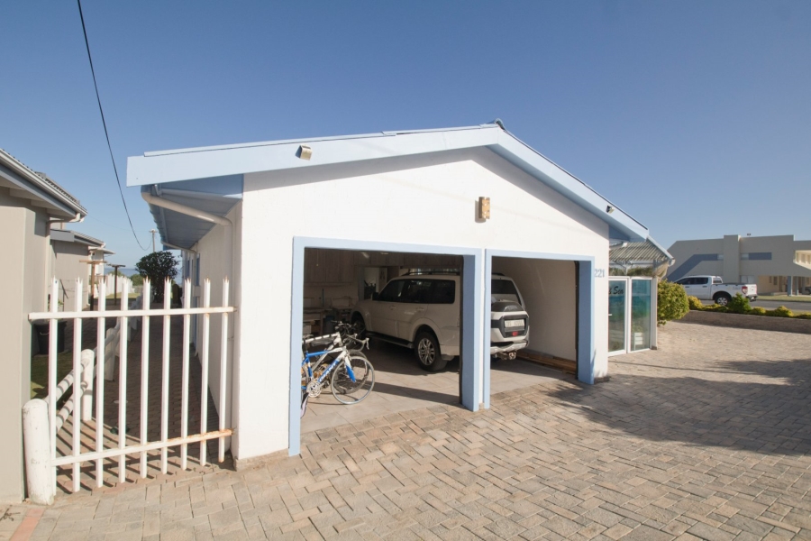 4 Bedroom Property for Sale in Outeniqua Strand Western Cape